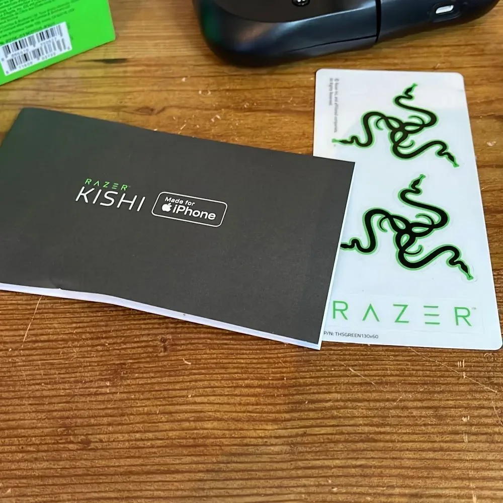 Razer Kishi‎ Mobile Game controller for iPhone iOS Lightning port pass through